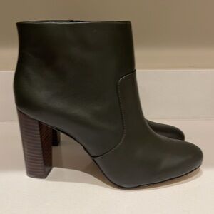 Ann Taylor Carly leather ankle bootie s 8 1/2
